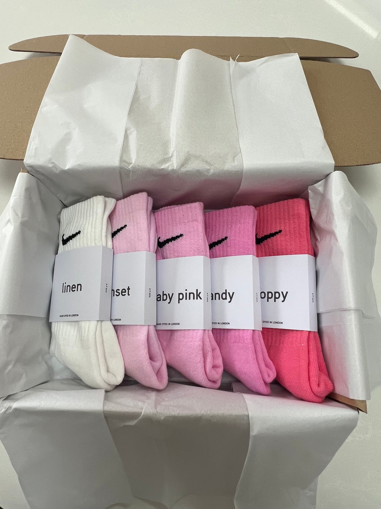 5 pairs Nike crew socks. 5 pack Nike everyday crew socks. Hand dyed colours.