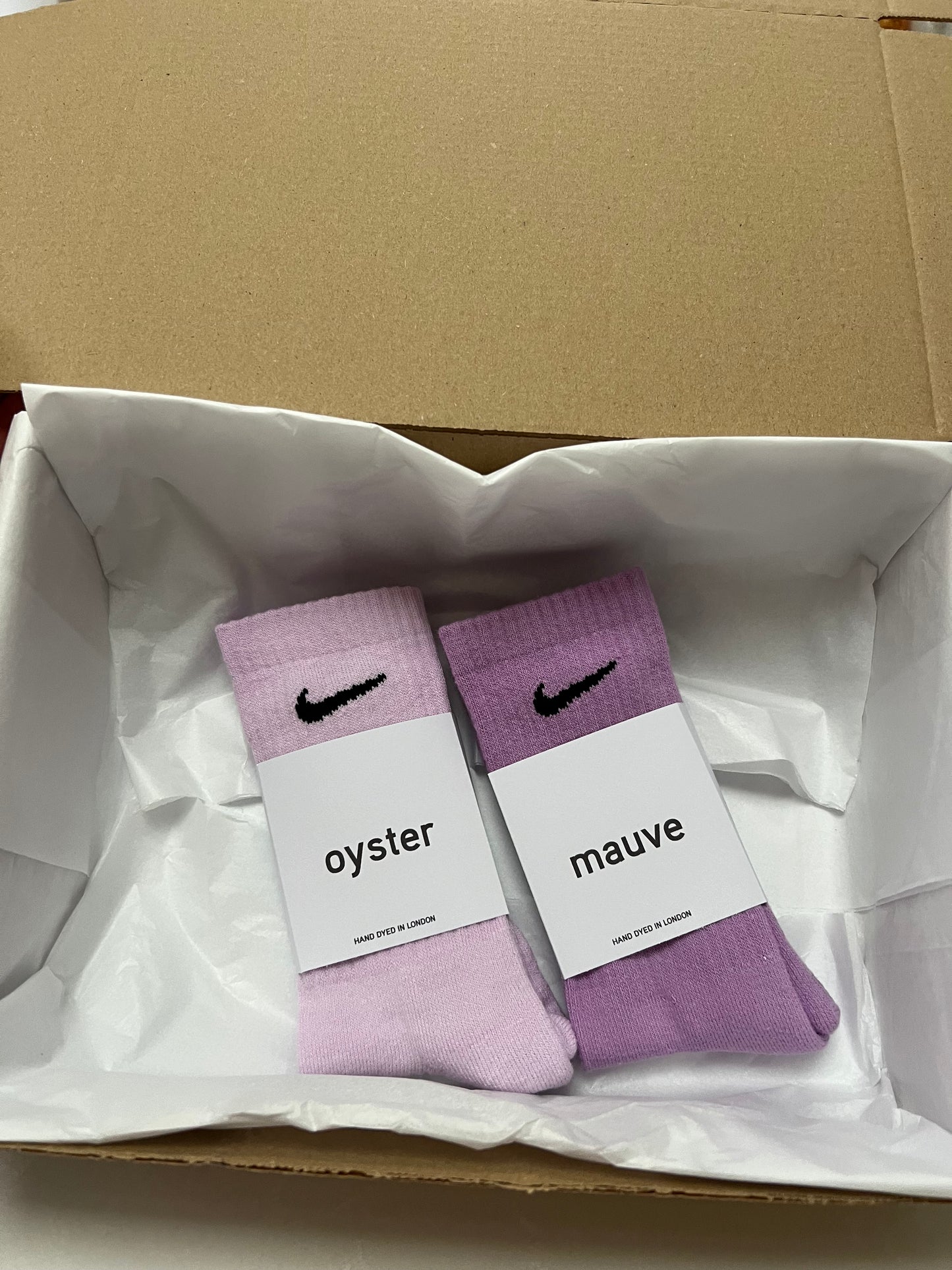 2 pairs Nike crew socks. 2 pack Nike everyday crew socks. Hand dyed colours.
