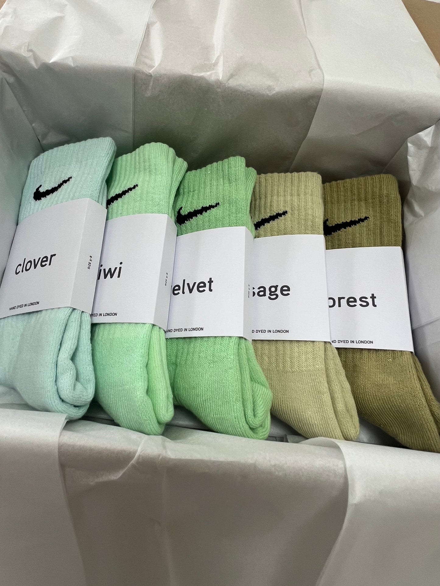 5 pairs Nike crew socks. 5 pack Nike everyday crew socks. Hand dyed colours.