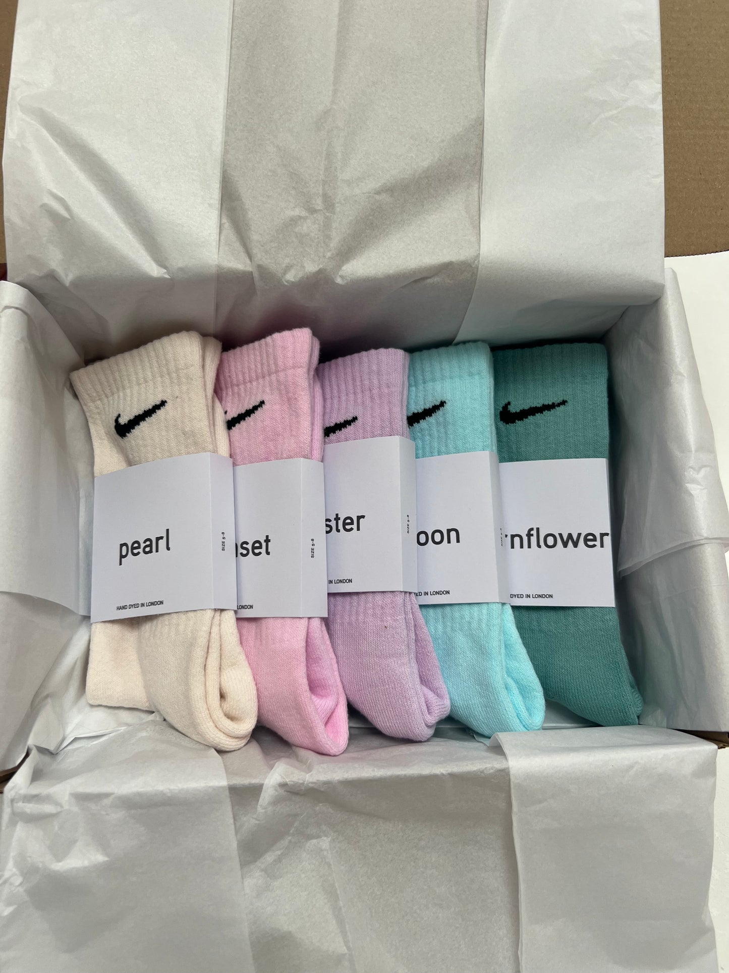 5 pairs Nike crew socks. 5 pack Nike everyday crew socks. Hand dyed colours.