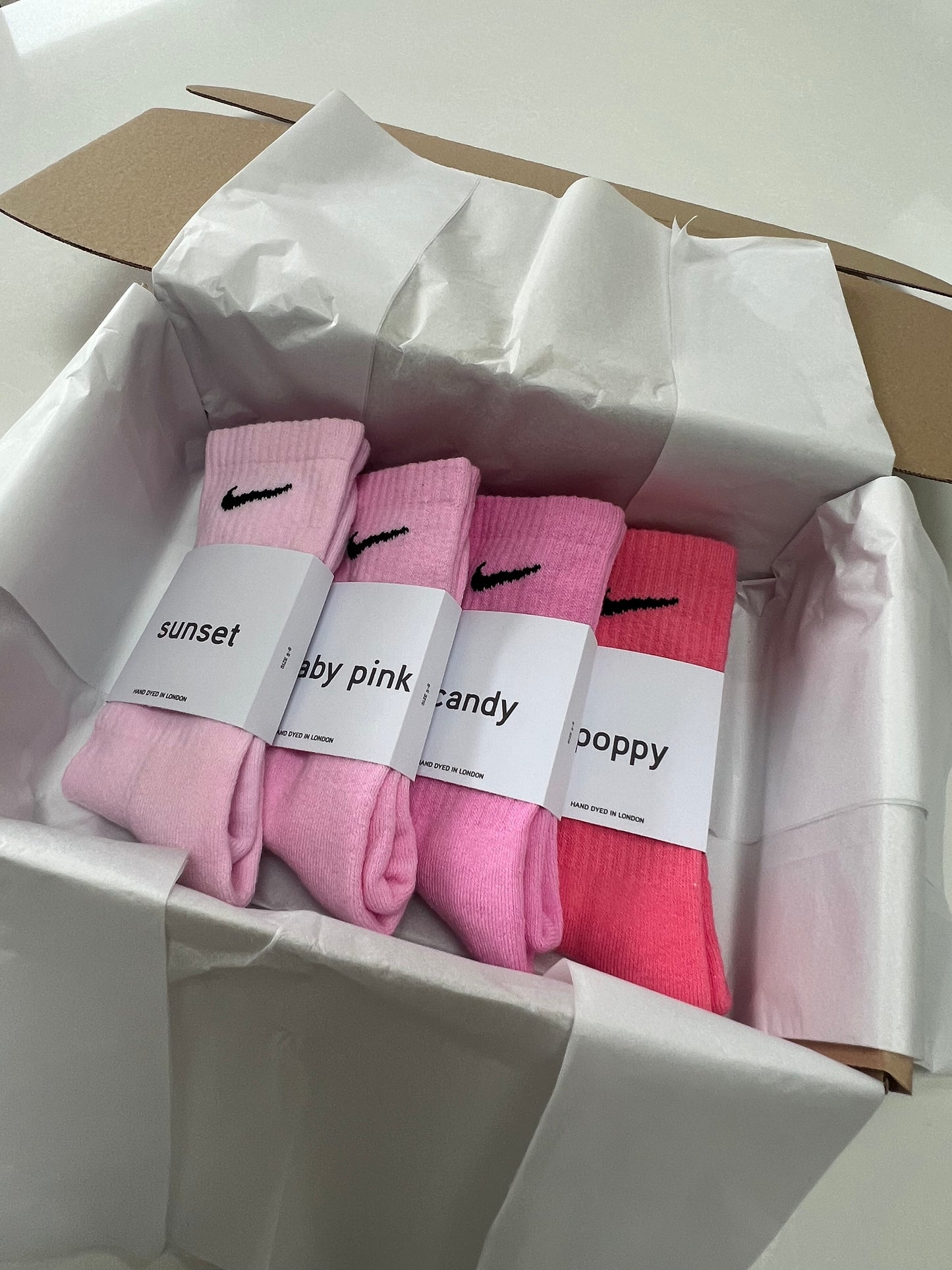 4 pairs Nike crew socks. 4 pack Nike everyday crew socks. Hand dyed colours.