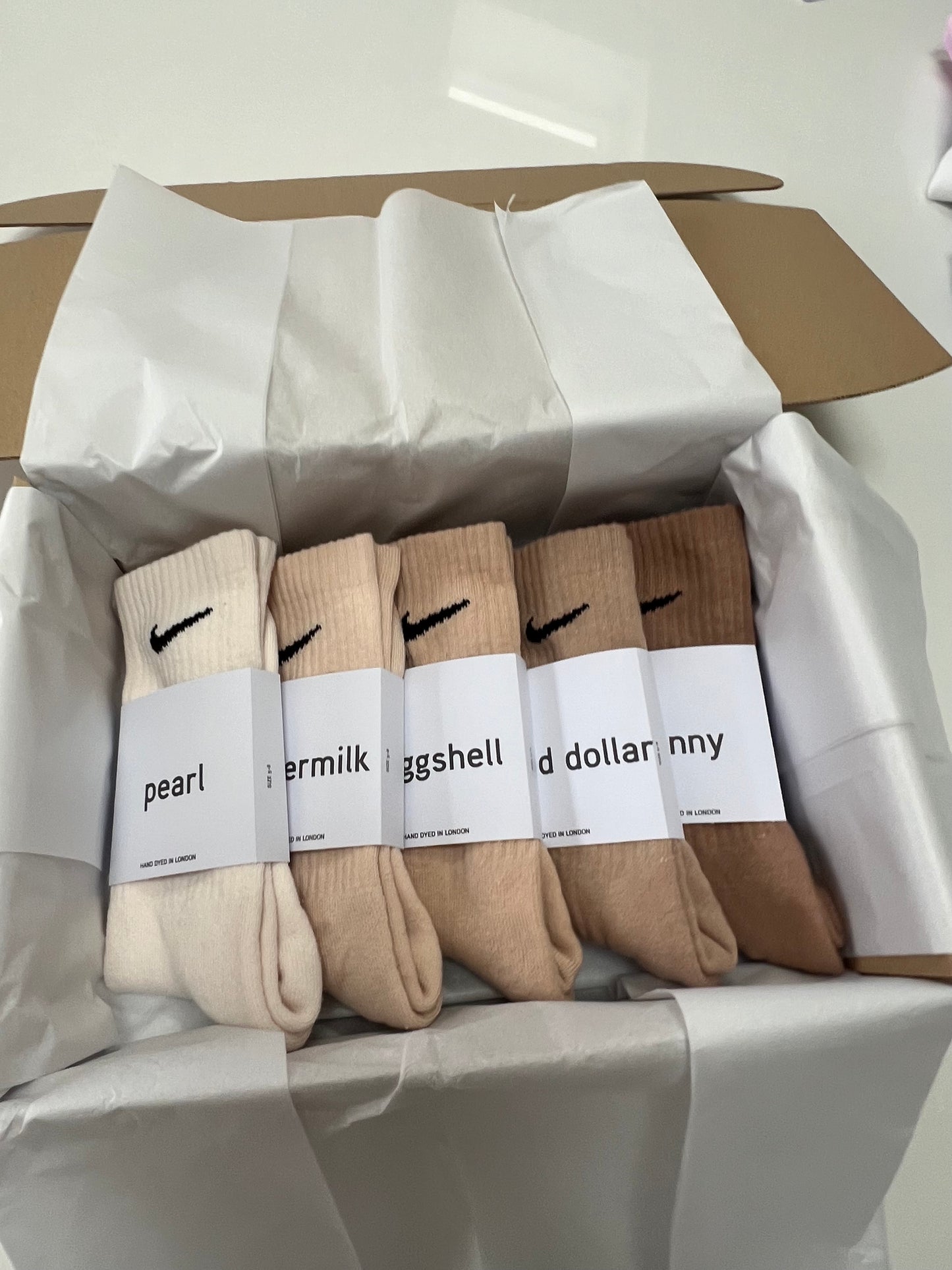 5 pairs Nike crew socks. 5 pack Nike everyday crew socks. Hand dyed colours.