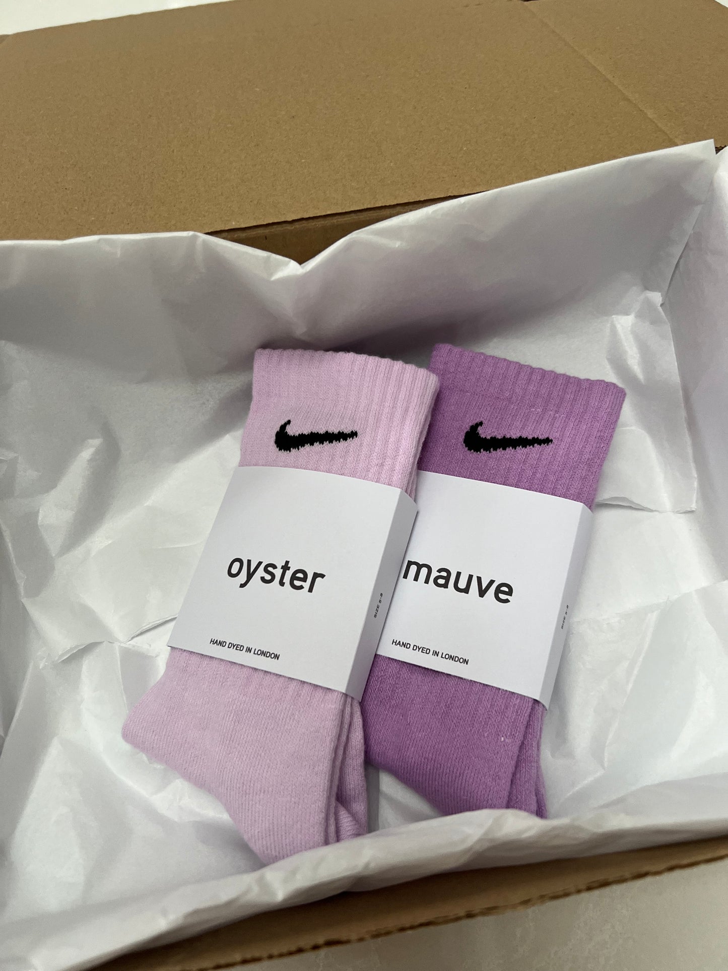 2 pairs Nike crew socks. 2 pack Nike everyday crew socks. Hand dyed colours.
