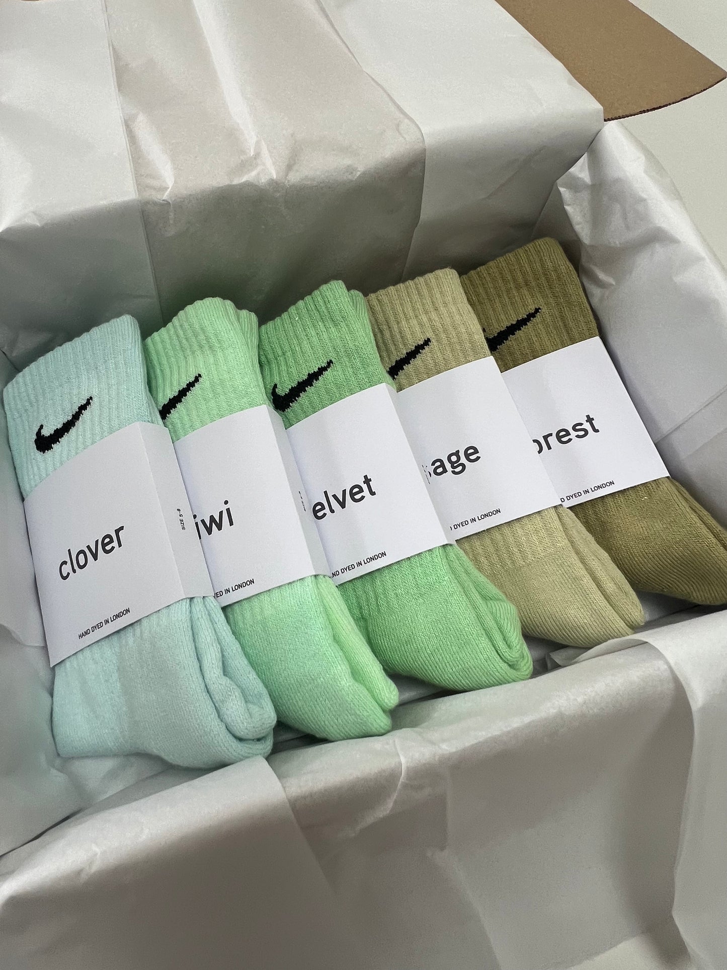 5 pairs Nike crew socks. 5 pack Nike everyday crew socks. Hand dyed colours.