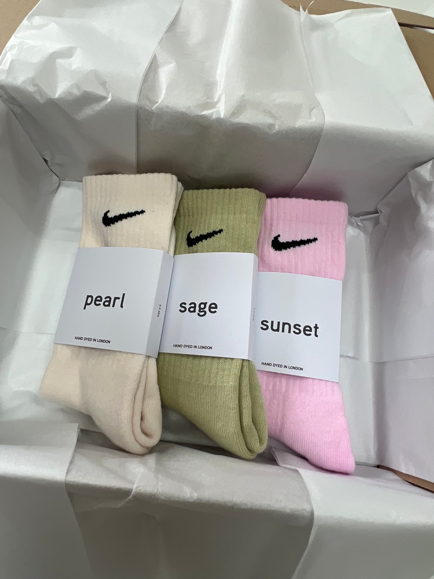 3 pairs Nike crew socks. 3 pack Nike everyday crew socks. Hand dyed colours.