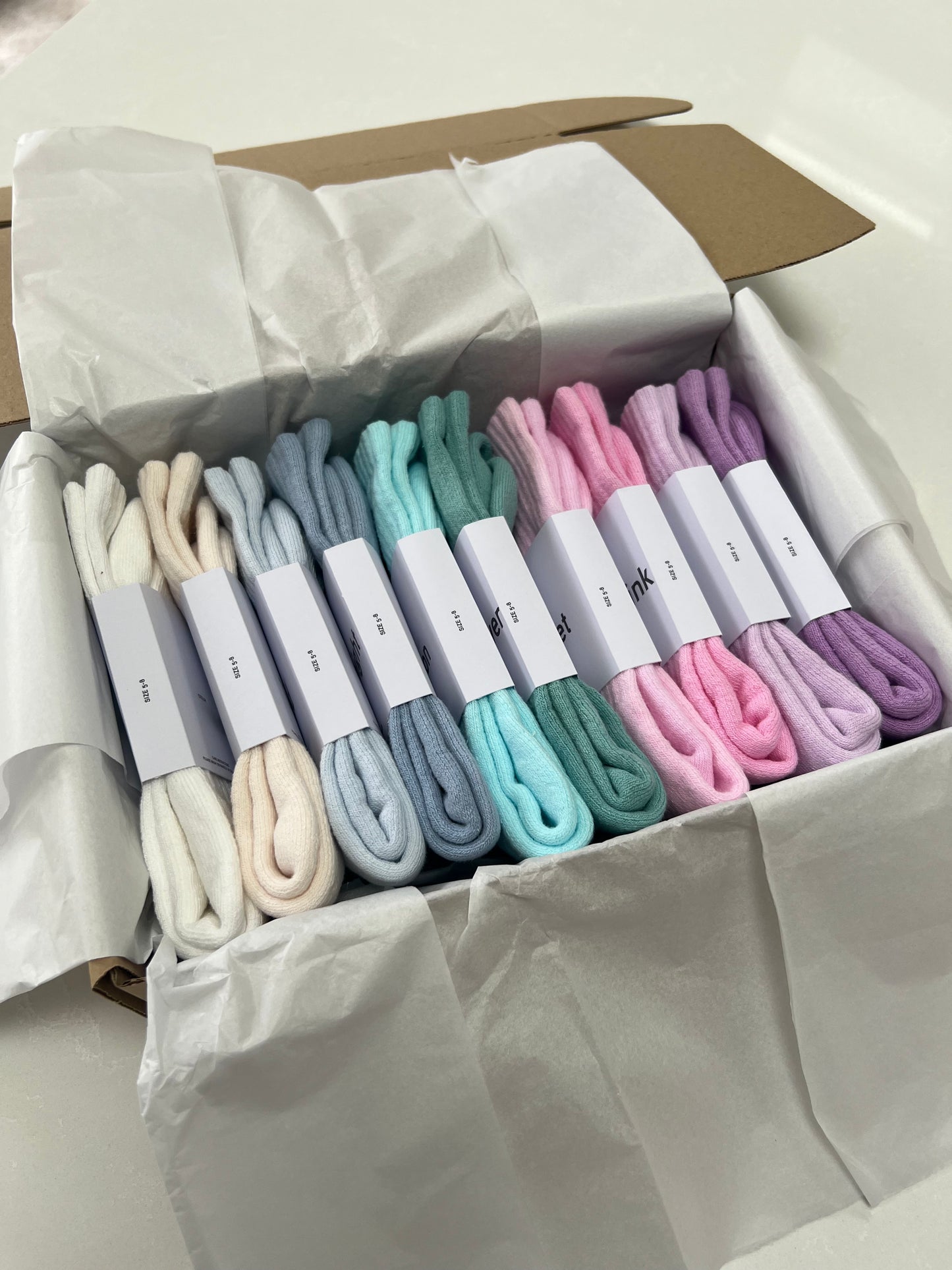 10 pairs Nike crew socks. 10 pack Nike everyday crew socks. Hand dyed colours.