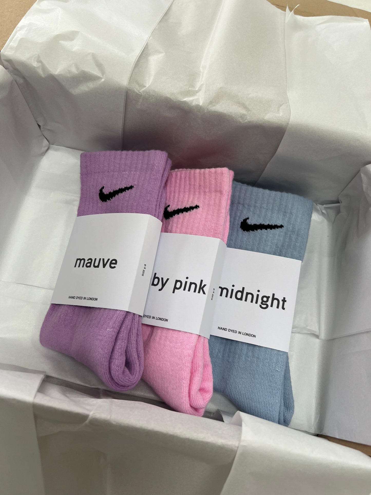 3 pairs Nike crew socks. 3 pack Nike everyday crew socks. Hand dyed colours.