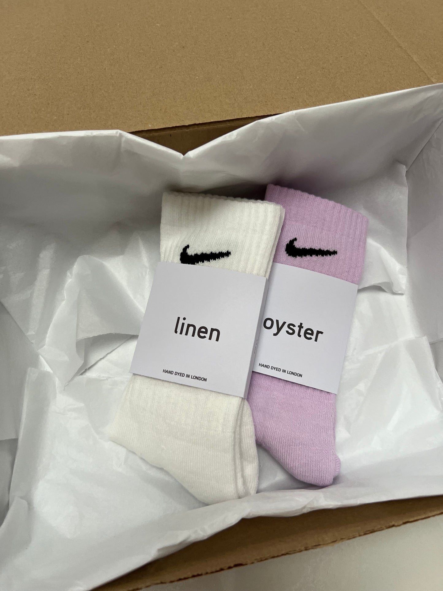 2 pairs Nike crew socks. 2 pack Nike everyday crew socks. Hand dyed colours.