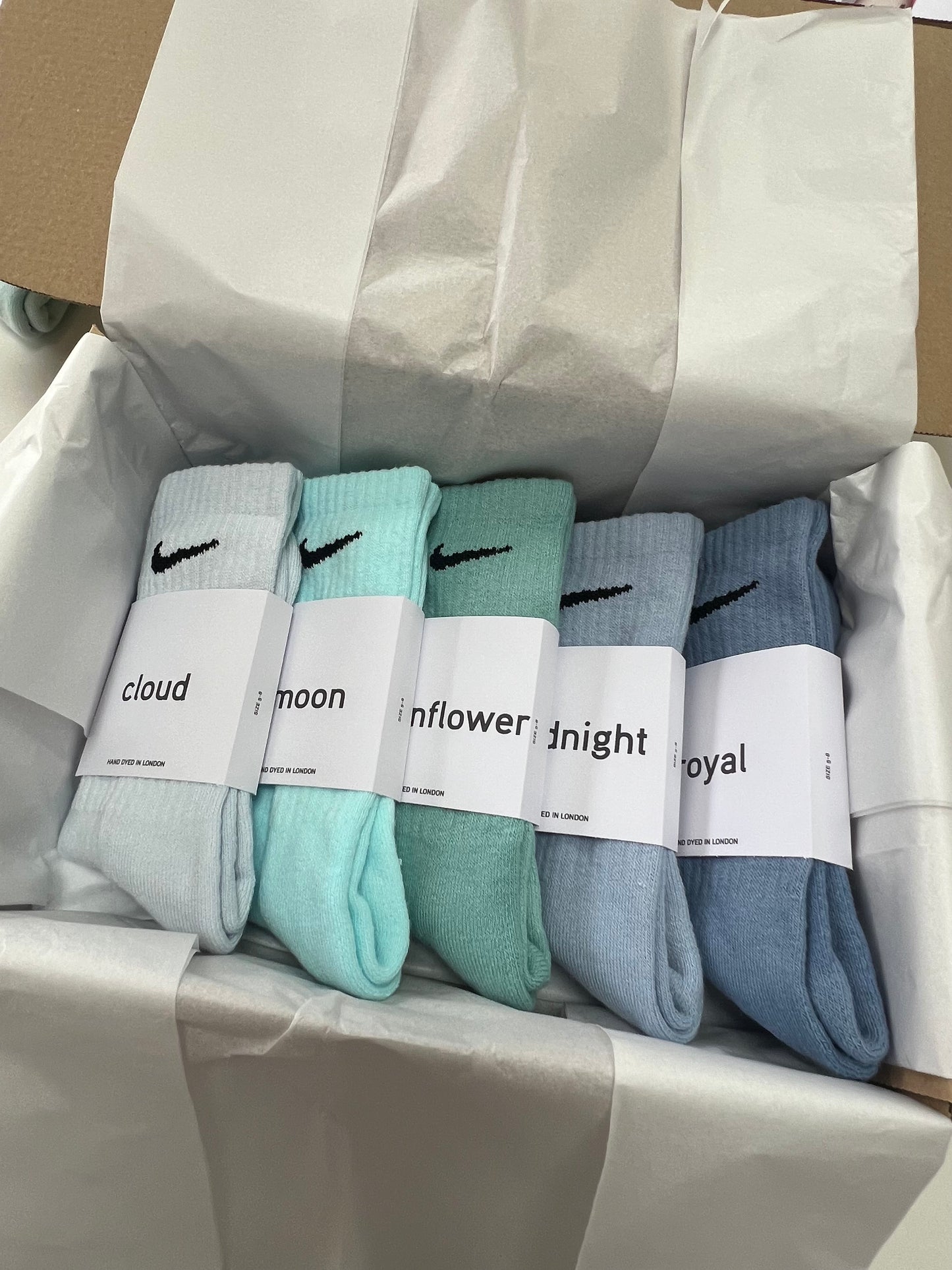 5 pairs Nike crew socks. 5 pack Nike everyday crew socks. Hand dyed colours.