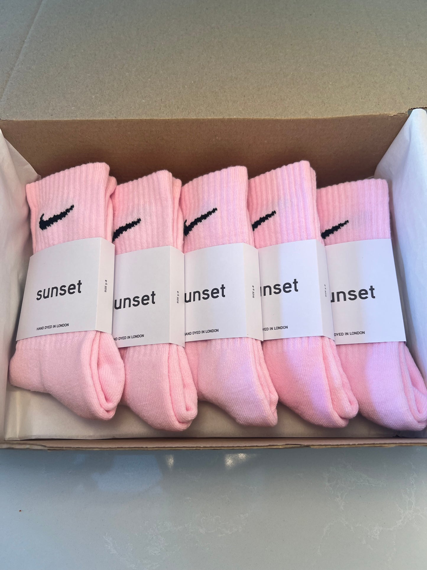 5 pairs Nike crew socks. 5 pack Nike everyday crew socks. Hand dyed colours.