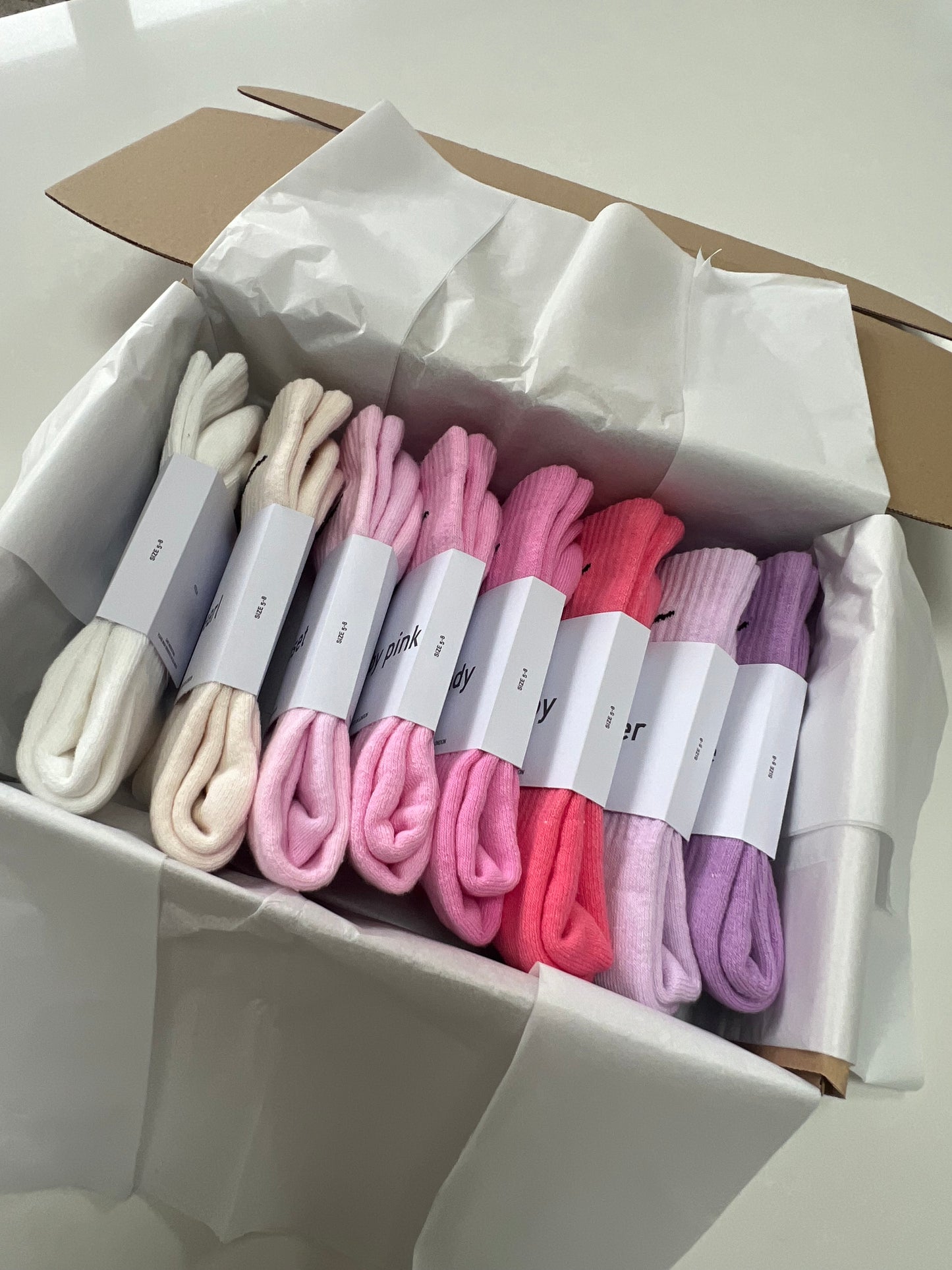 8 pairs Nike crew socks. 8 pack Nike everyday crew socks. Hand dyed colours.
