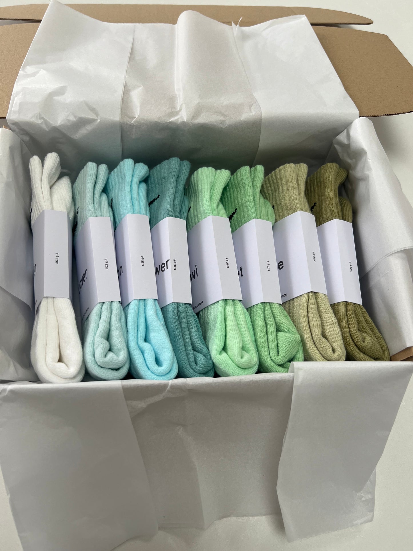 8 pairs Nike crew socks. 8 pack Nike everyday crew socks. Hand dyed colours.