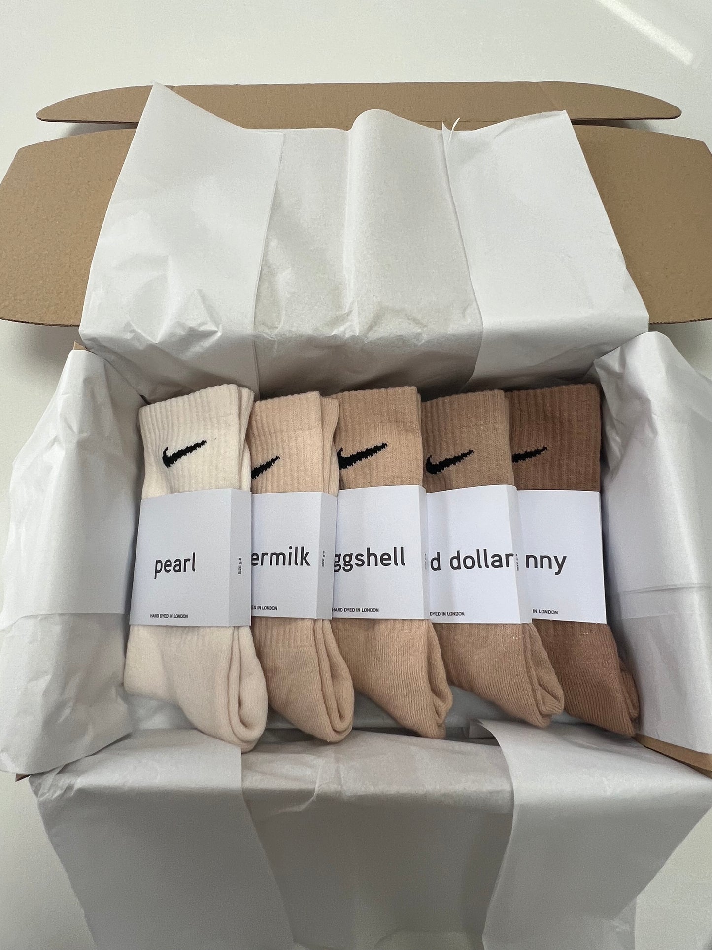 5 pairs Nike crew socks. 5 pack Nike everyday crew socks. Hand dyed colours.