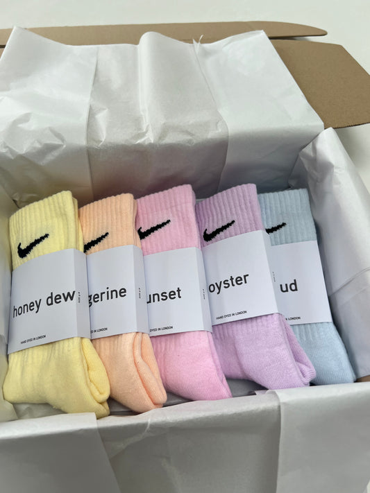 5 pairs Nike crew socks. 5 pack Nike everyday crew socks. Hand dyed colours.