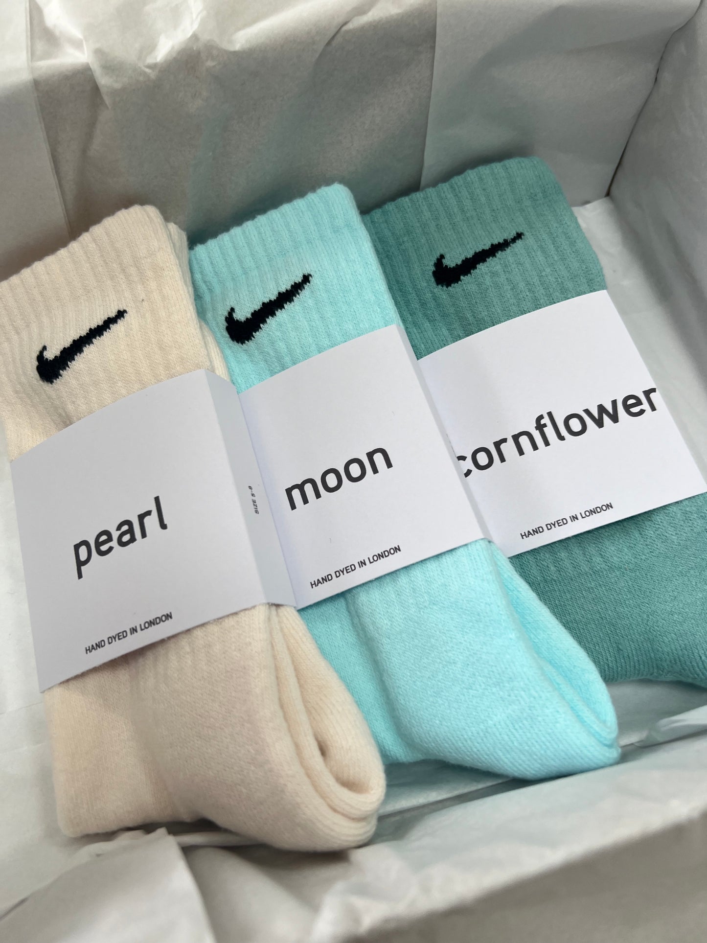 3 pairs Nike crew socks. 3 pack Nike everyday crew socks. Hand dyed colours.