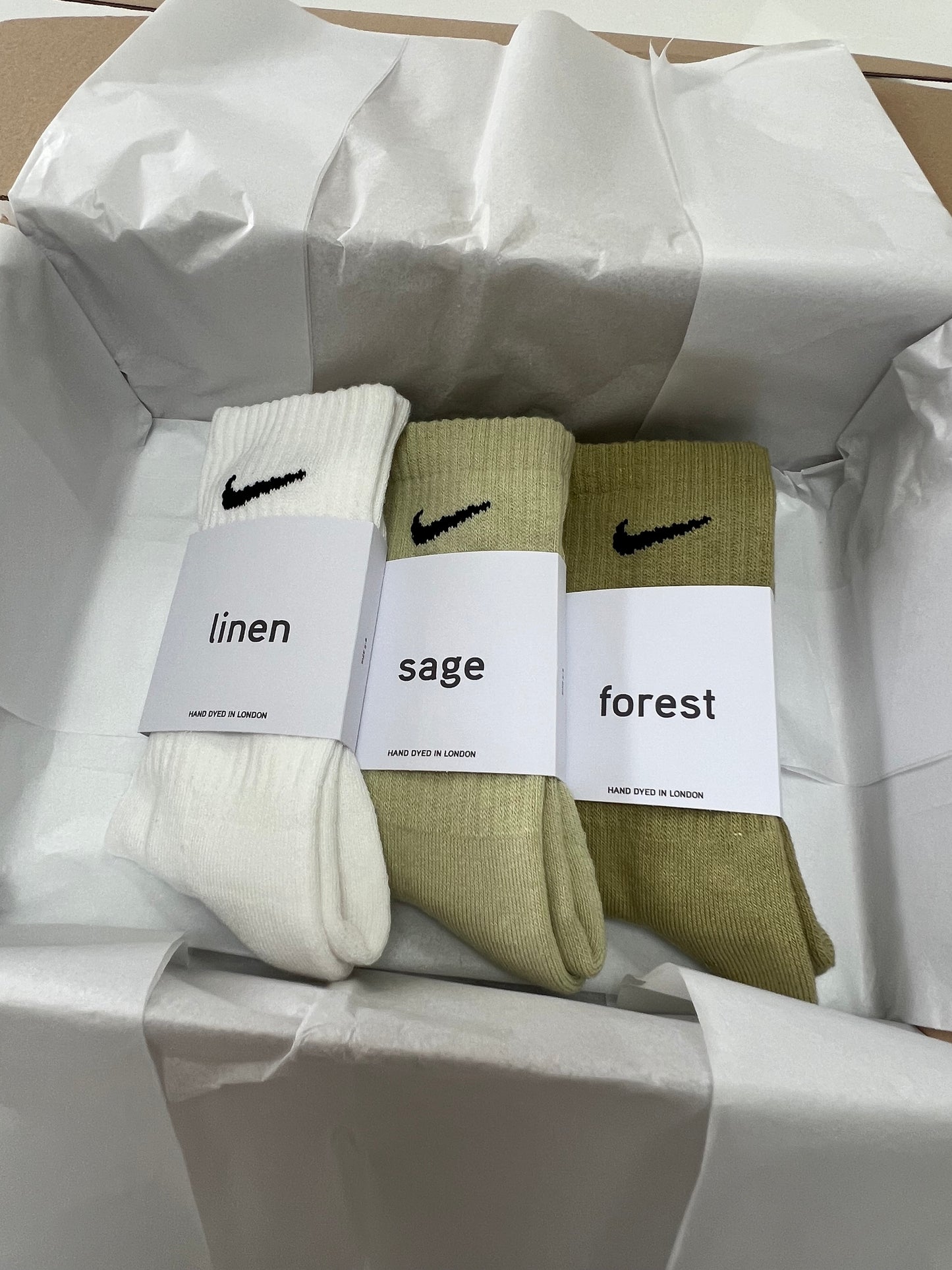 3 pairs Nike crew socks. 3 pack Nike everyday crew socks. Hand dyed colours.