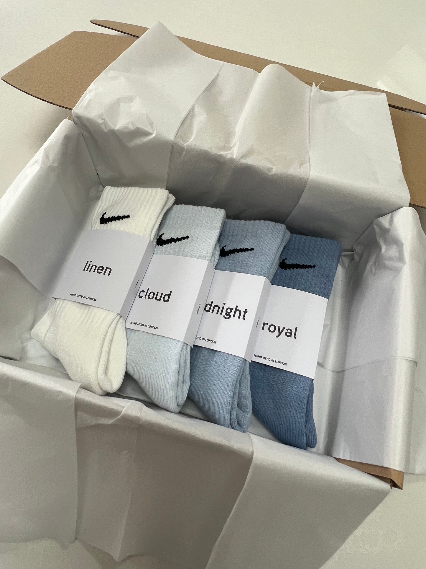 4 pairs Nike crew socks. 4 pack Nike everyday crew socks. Hand dyed colours.