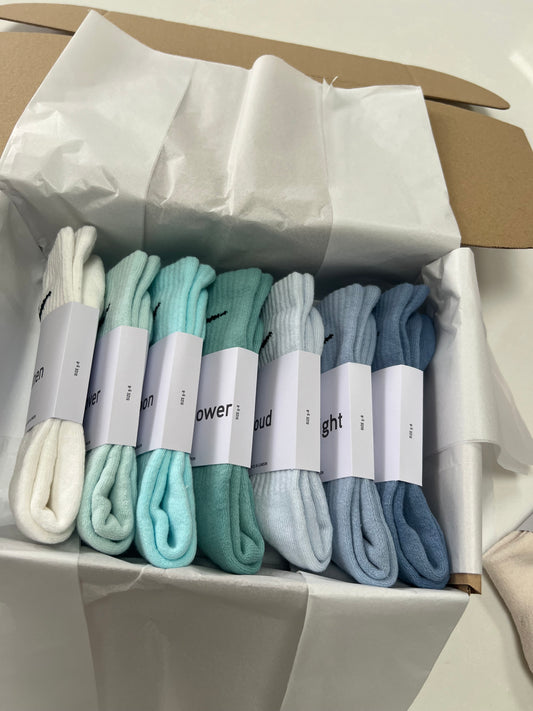 7 pairs Nike crew socks. 7 pack Nike everyday crew socks. Hand dyed colours.